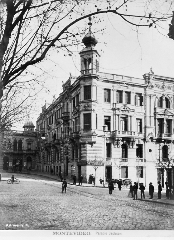 En la esquina suroeste de la Plaza Libertad se encontraba el Palacio Jackson, un edificio de estilo renacentista italiano construido en 1891 por los arquitectos alemanes Parcus y Siegerist, que había sido mandado edificar por Emilio Reus y proseguido por Juan D. Jackson.